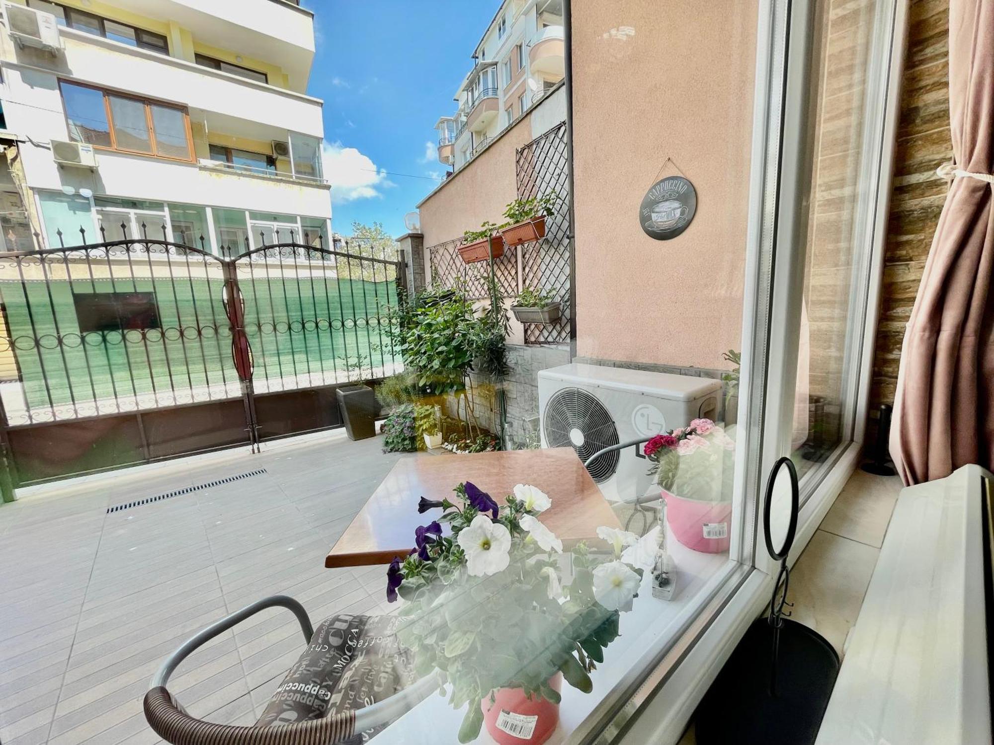 White Rose Guest Rooms Burgas Bagian luar foto