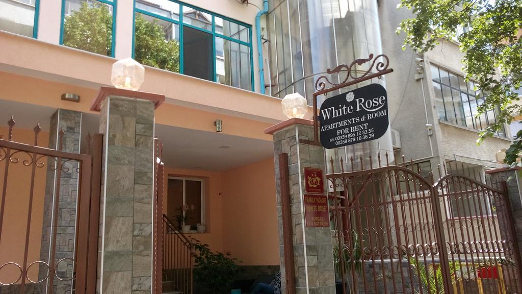 White Rose Guest Rooms Burgas Bagian luar foto