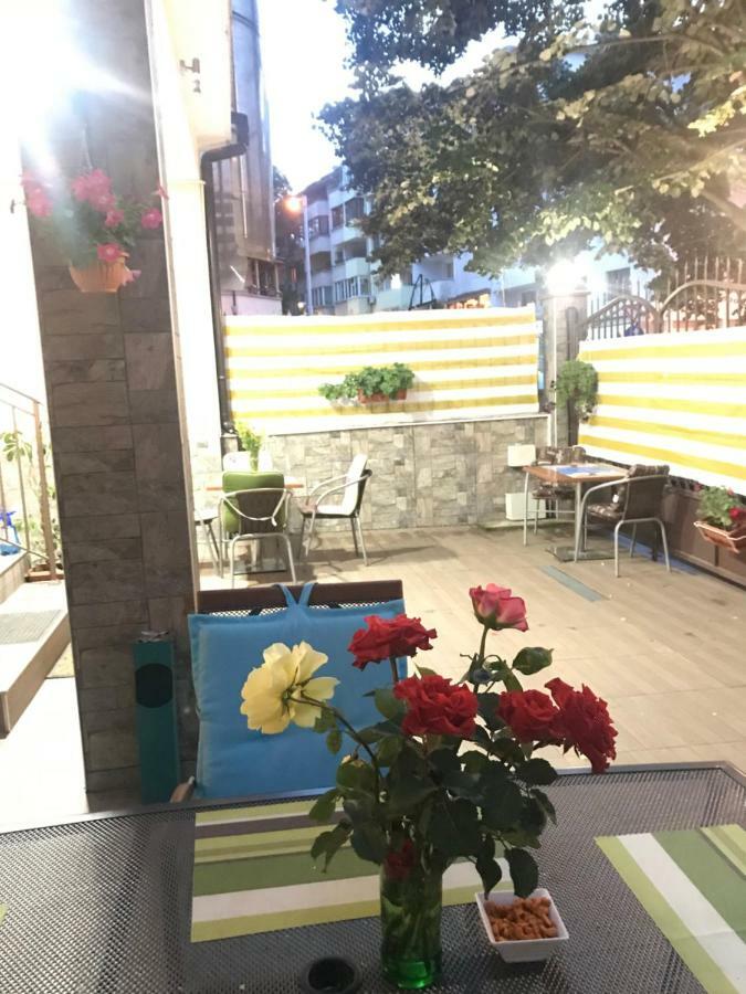 White Rose Guest Rooms Burgas Bagian luar foto